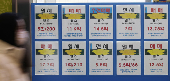 8·2 부동산 대책 발표 이후 한동안 주춤했던 서울 아파트값이 다시 강세를 보이고 있다. 강남·북을 가리지 않고 8·2 대책 이전의 최고 실거래가보다 매매가격이 수천만원에서 1억원 이상 오른 단지가 속출하고 있다. 26일 일선 중개업소와 부동산114 등에 따르면 서울 송파구 잠실동 잠실주공5단지 전용면적 82.5㎡는 매매가격이 8월 초 16억8천500만원이었으나 최근에는 17억9천만원으로 1억 원가량 뛰었다. 사진은 이날 잠실의 한 부동산중개업소에 내걸린 시세안내문.